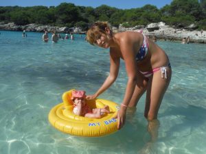 cala turqueta 5 300x225 - Viajar en verano con bebés, tips a tener en cuenta