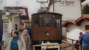 la rhune tren ninos 300x169 - ¿Te subes al Tren de La Rhune hasta la cima de Larrún?