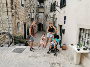 elegir silla paseo 300x225 - Dubrovnik con bebés o niños, la perla del Adrático en una tarde